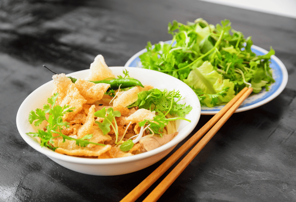 Vegetarian Cao Lau with characteristic chewy noodles, fresh green vegetables, and rich and pure sauce (Source: Canva)